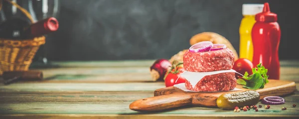 Hamburguesas caseras sobre mesa de madera —  Fotos de Stock