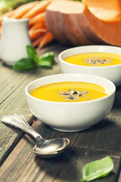 Sopa de verduras o calabaza e ingredientes. Cálido y cómodo concepto de otoño . —  Fotos de Stock