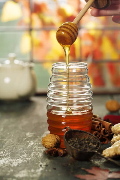 Composición de otoño con miel. Cálido y cómodo concepto de otoño. —  Fotos de Stock