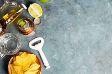 Cips ve bira mavi arka plan, düz üzerinde yatıyordu