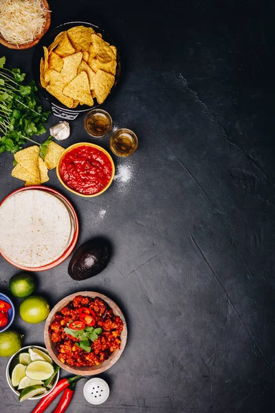 Koncept mexických jídel, plochý ležel, tmavé pozadí — Stock fotografie