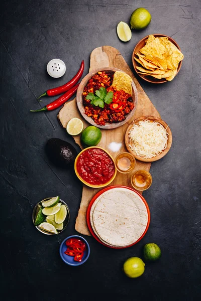 墨西哥食物的概念, 平的放置, 黑暗的背景 — 图库照片