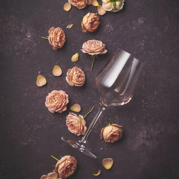 Rosa de vinho e rosas no fundo roxo escuro — Fotografia de Stock