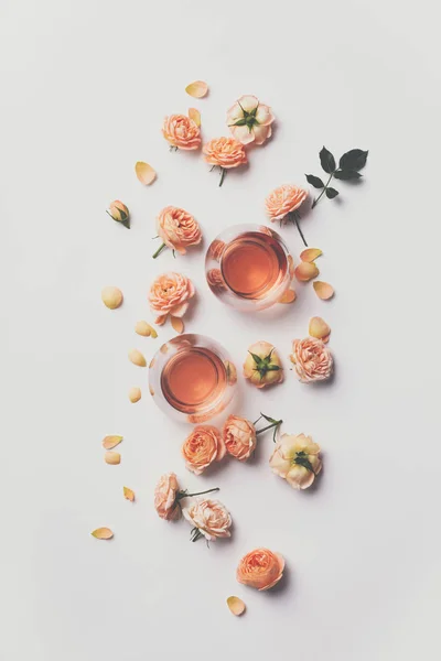 白底玫瑰酒和玫瑰 — 图库照片