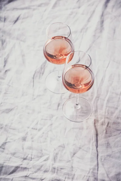 Vino rosato in calici su panno di lino bianco — Foto Stock