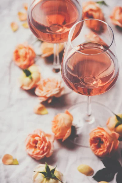 Рожеве вино і троянди на білому тлі — стокове фото