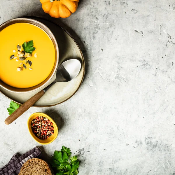 Pumpa grädde soppa med frön, platt Lay sammansättning — Stockfoto