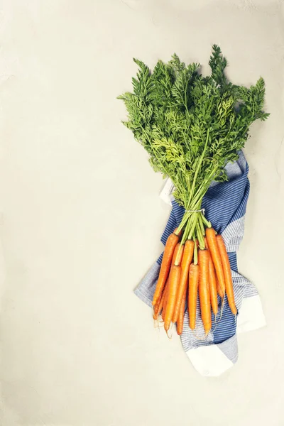 新鮮なニンジンの束。生の新鮮な有機オレンジニンジン。健康的なビーガン野菜食品. — ストック写真
