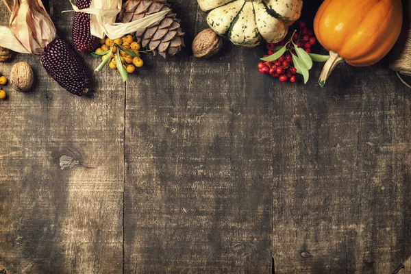 Fond d'automne - feuilles tombées et citrouilles sur une vieille table en bois . — Photo