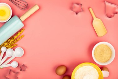 Pembe arka plan üzerinde pişirme veya pişirme malzemeleri, düz yatıyordu