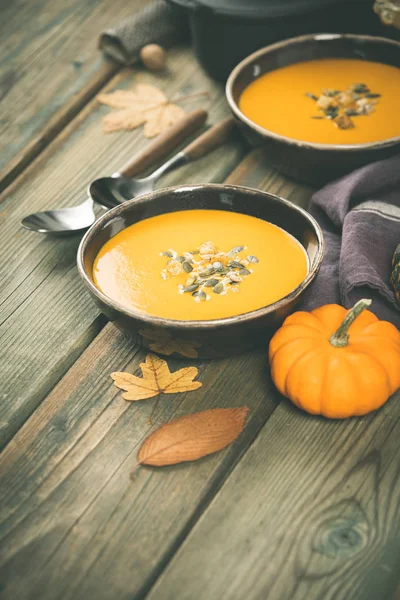 Kürbissuppe auf Holztisch, gemütliches Essenskonzept — Stockfoto