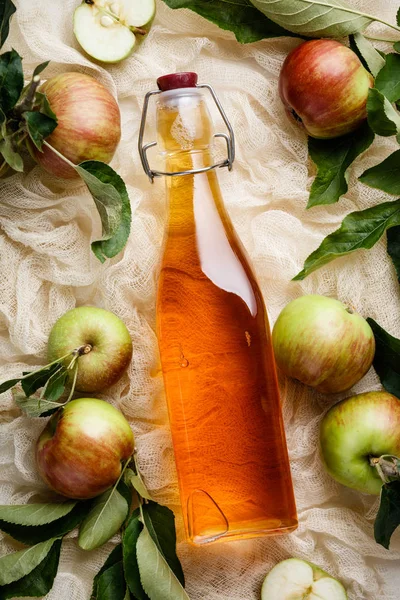 Vinagre de sidra de manzana y manzanas frescas, disposición plana, espacio para su texto — Foto de Stock