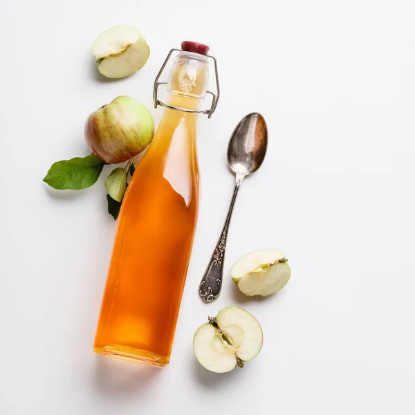 Vinagre de sidra de manzana y manzanas frescas, disposición plana, espacio para su texto — Foto de Stock