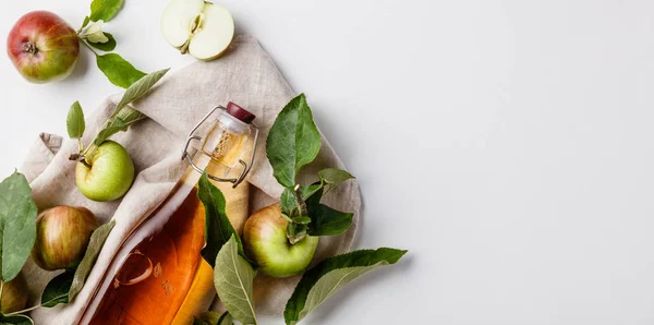 アップルサイダービネガーと新鮮なリンゴ、フラットレイ、あなたのテキストのためのスペース — ストック写真