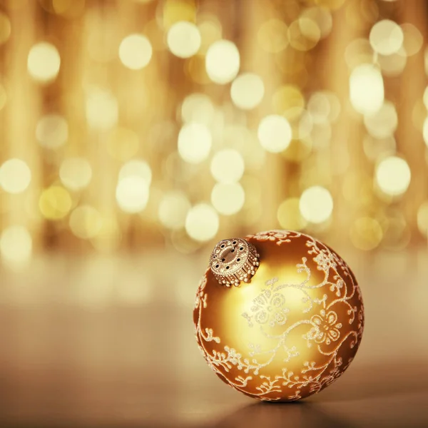 Kerstdecoratie op abstracte gouden achtergrond, close-up — Stockfoto