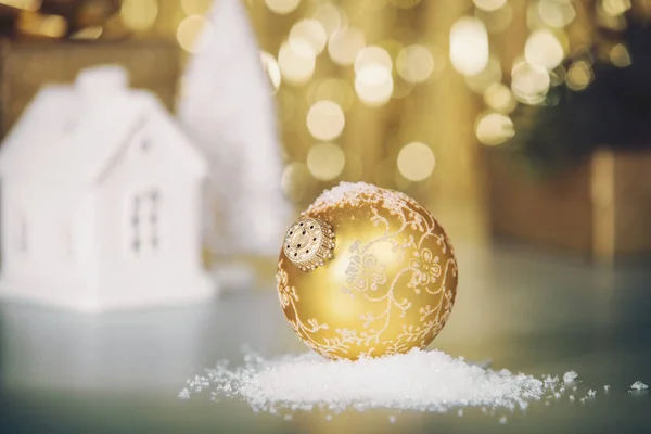 Decoração de Natal em fundo de ouro abstrato, close-up — Fotografia de Stock