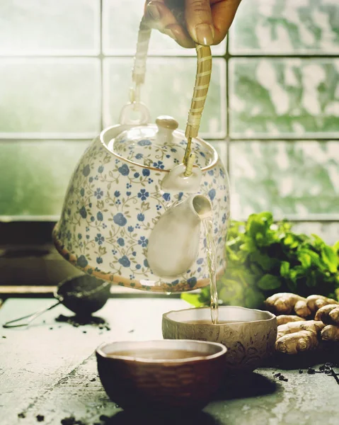 Teekomposition auf Holztisch, Nahaufnahme — Stockfoto