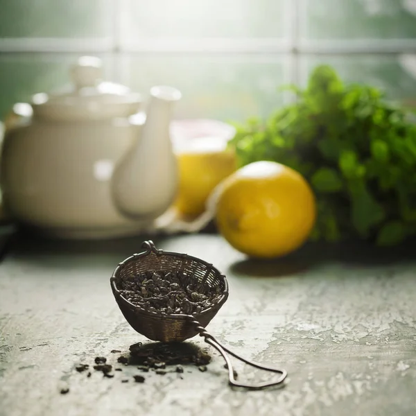 Composição do chá na mesa de madeira, close-up — Fotografia de Stock