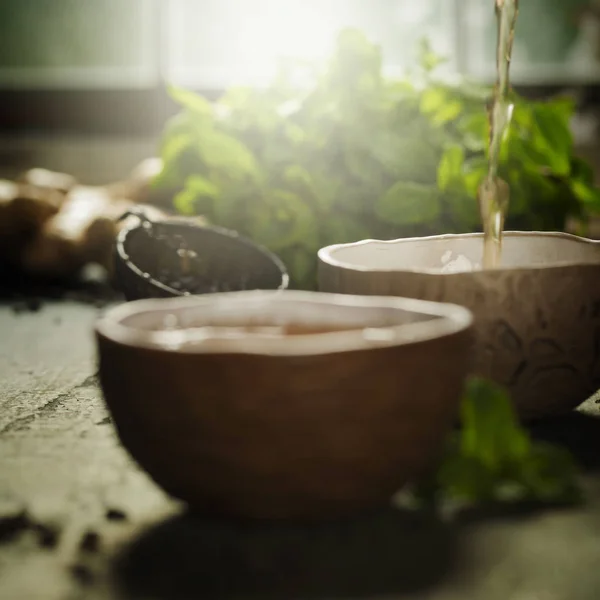 Composição do chá na mesa de madeira, close-up — Fotografia de Stock