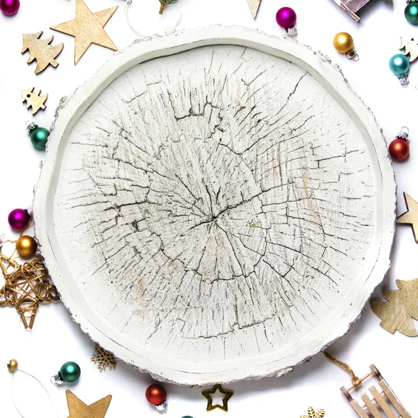 Рождественские игрушки и украшения на белом фоне — стоковое фото