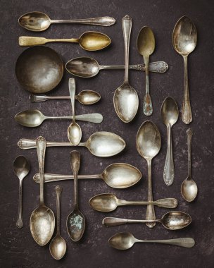 Koyu arka plan üzerinde vintage kaşık çeşitleri, düz yatıyordu