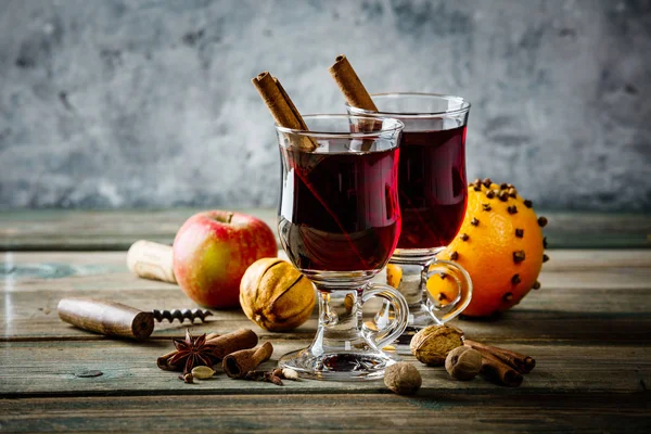 Mulled wine on rustic table — Stock Photo, Image