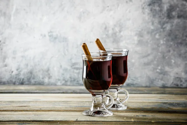 Glühwein op rustieke tafel — Stockfoto