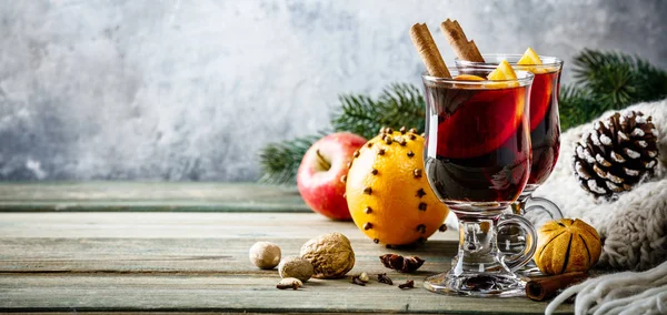 Glühwein op rustieke tafel — Stockfoto