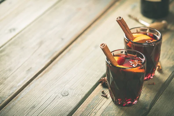 Glühwein mit Gewürzen und Orangenscheiben — Stockfoto