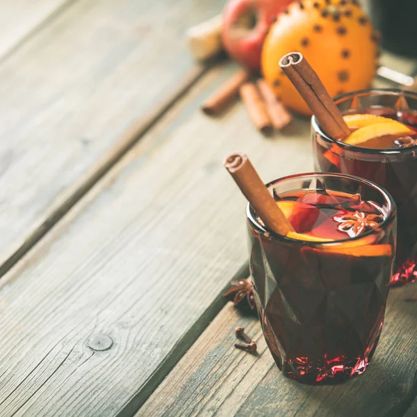 Glühwein met specerijen en sinaasappelschijfjes — Stockfoto