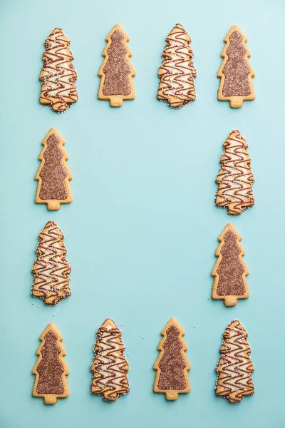 Biscoitos de gengibre de Natal na forma de uma árvore de Natal no fundo azul — Fotografia de Stock