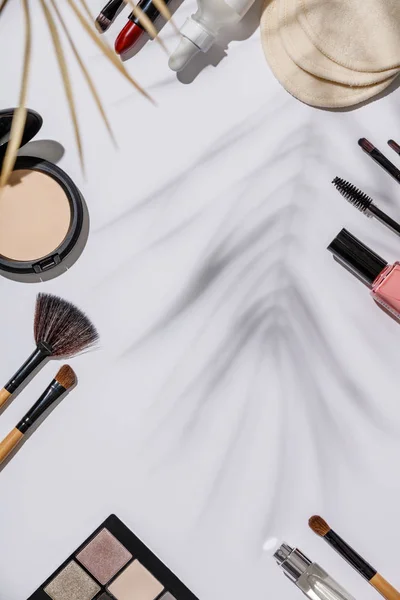 Pincéis de maquiagem e produtos cosméticos em um fundo branco — Fotografia de Stock