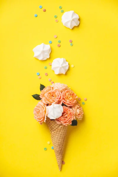 Fagylalt kúp rózsaszín rózsával és Merengues sárga háttérrel — Stock Fotó
