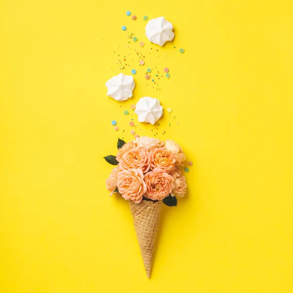 Fagylalt kúp rózsaszín rózsával és Merengues sárga háttérrel — Stock Fotó