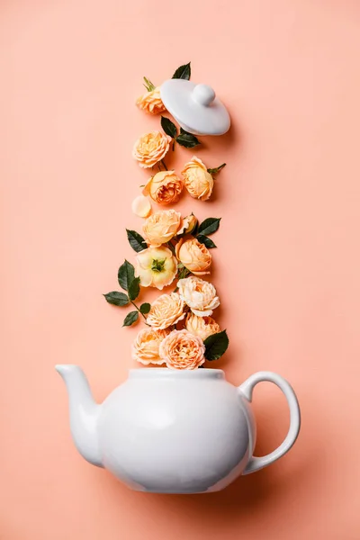 Diseño creativo hecho de maceta de té de ballena con rosas naranjas sobre fondo rosa —  Fotos de Stock