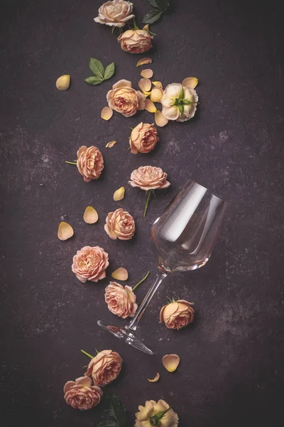 Ροζέ κρασί και τριαντάφυλλα σε σκούρο μωβ φόντο — Φωτογραφία Αρχείου