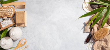 Sıfır atık, beton arka planda çevre dostu banyo aksesuarları