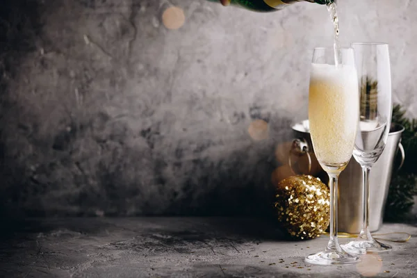 Champanhe derramando em copos e decorações de Natal — Fotografia de Stock