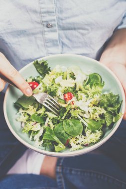 Marul, domates, soğan ve salatalıklı taze yaz salatası.