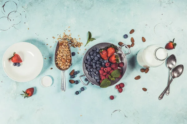 Sağlıklı kahvaltı granola, badem sütü ve çilek ile ayarla — Stok fotoğraf