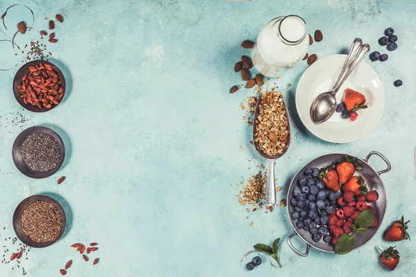 Здоровый завтрак с мюсли, супер-фруктами, миндальным молоком и ягодами — стоковое фото