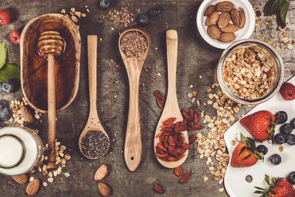 Sarapan sehat diatur dengan granola, superfoods, susu almond dan berry — Stok Foto