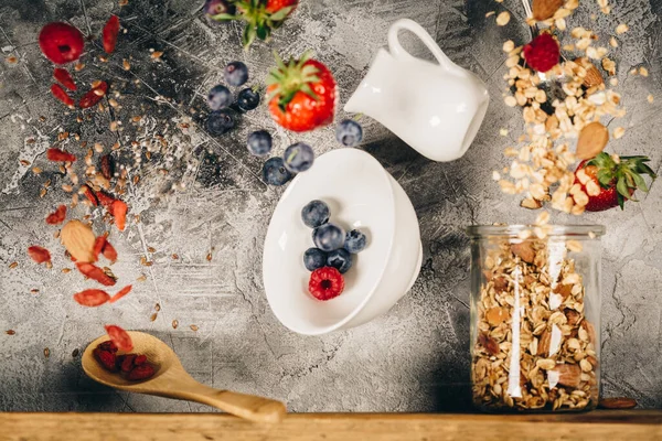 회색 벽에 대한 아침 식사. 건강에 좋은 식사 개념 — 스톡 사진