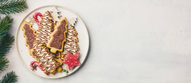 Şeker ve şenlikli dekorasyon ile Noel çerezleri, düz yatıyordu