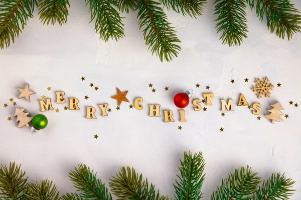 Merry Christmas geschreven met houten letters, koekjes en kerstversiering — Stockfoto