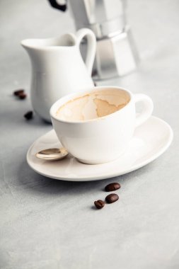 Beton arka planda içkiden sonra boş kahve fincanı