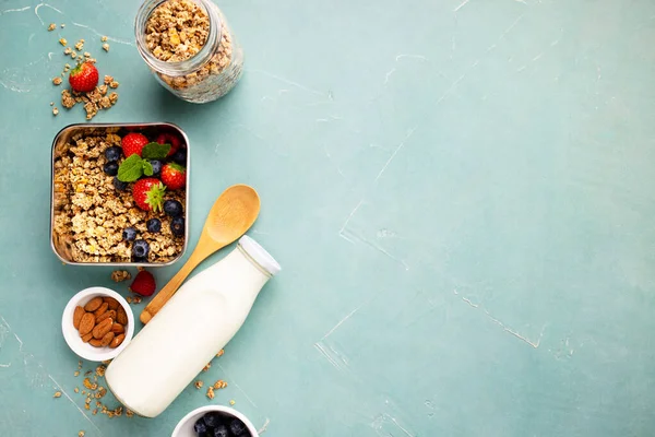 Envase de metal con ingredientes para un desayuno saludable —  Fotos de Stock