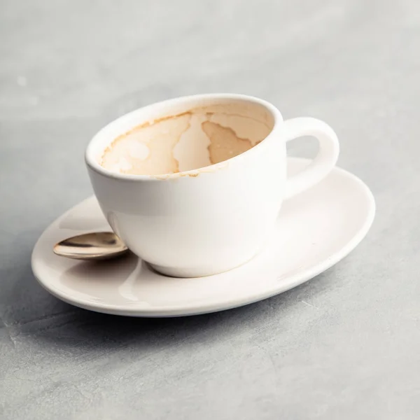 Taza de café vacía después de beber sobre fondo de hormigón — Foto de Stock