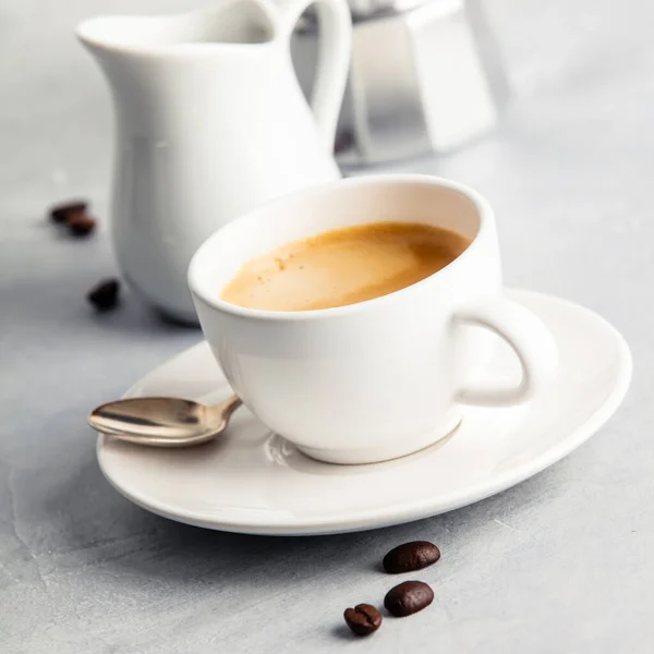 Koffie espresso in witte beker met melk en koffiezetapparaat — Stockfoto