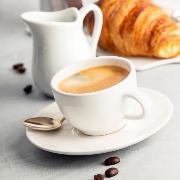 Koffie espresso in witte beker met melk, jam en croissants. — Stockfoto